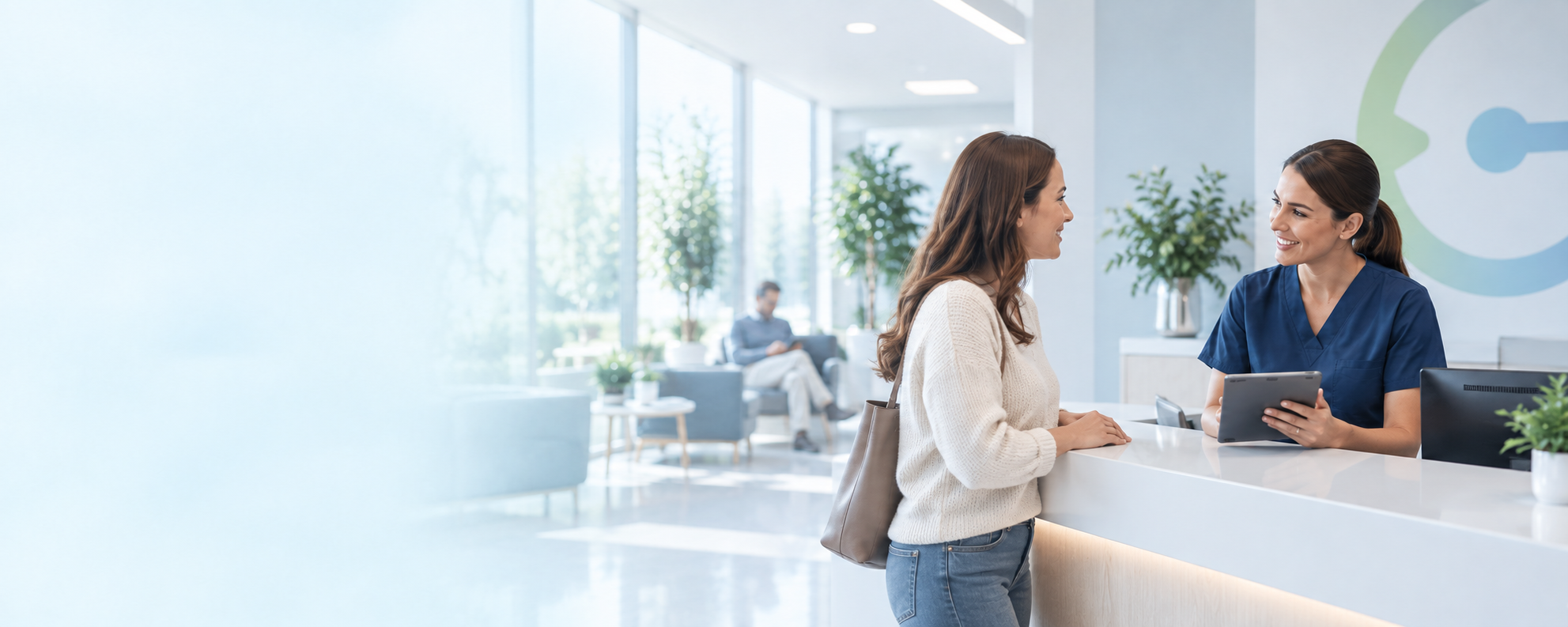 Paciente conversando con una profesional en la recepción
